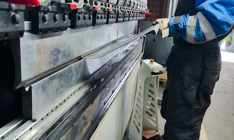 Cosa include un servizio di lavorazione della lamiera?