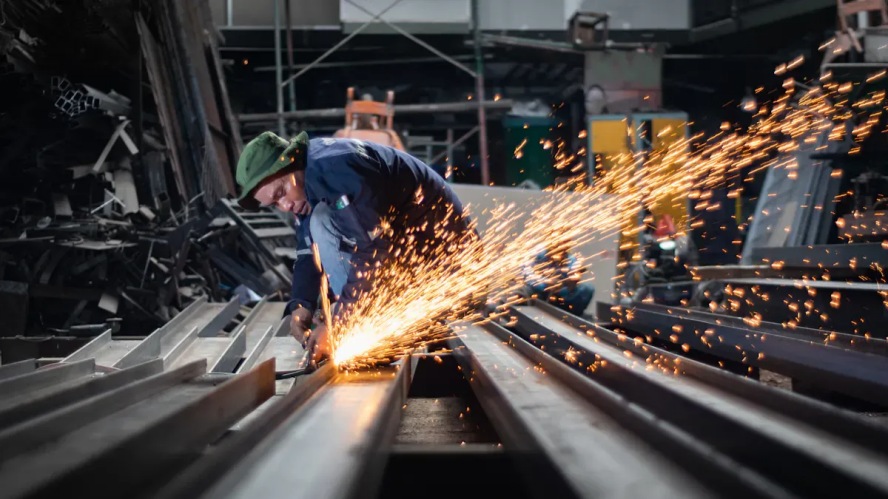 Quali sono i principali vantaggi delle soluzioni complete per la lavorazione della lamiera per i produttori OEM?