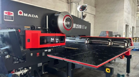 In che modo la punzonatura a torretta CNC migliora l'efficienza nella produzione di stampaggio di lamiere?